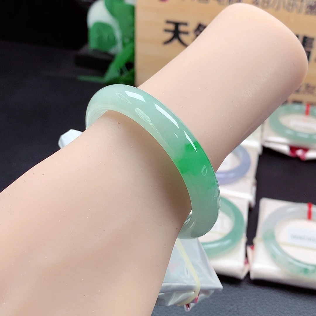 未镶嵌手镯（贵妃镯）翡翠冰阳绿花，经典，甜甜的糯冰！99号