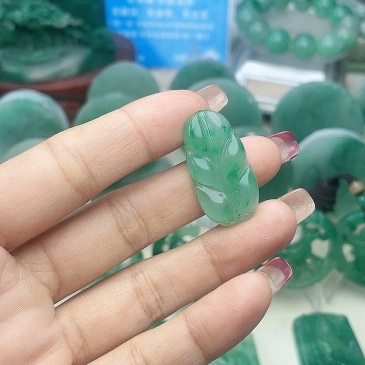 颈饰未镶嵌石英质玉