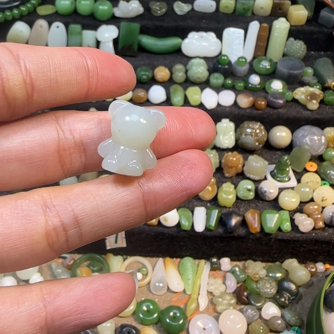 和田玉未镶嵌颈饰小熊熊