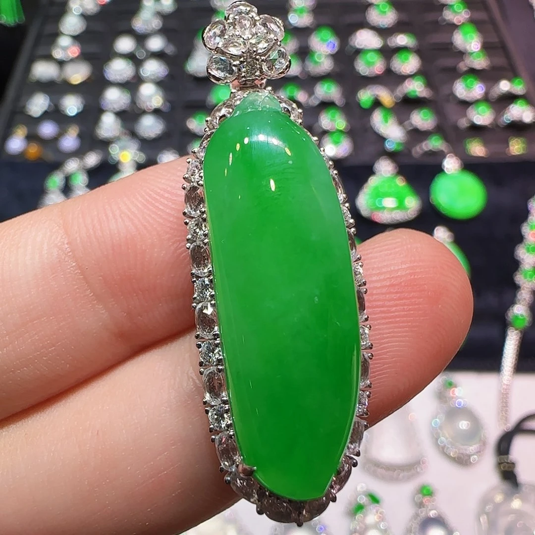 翡翠18K金镶嵌颈饰吊坠