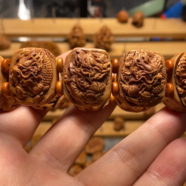 志***炜桃核雕刻九龙手牌