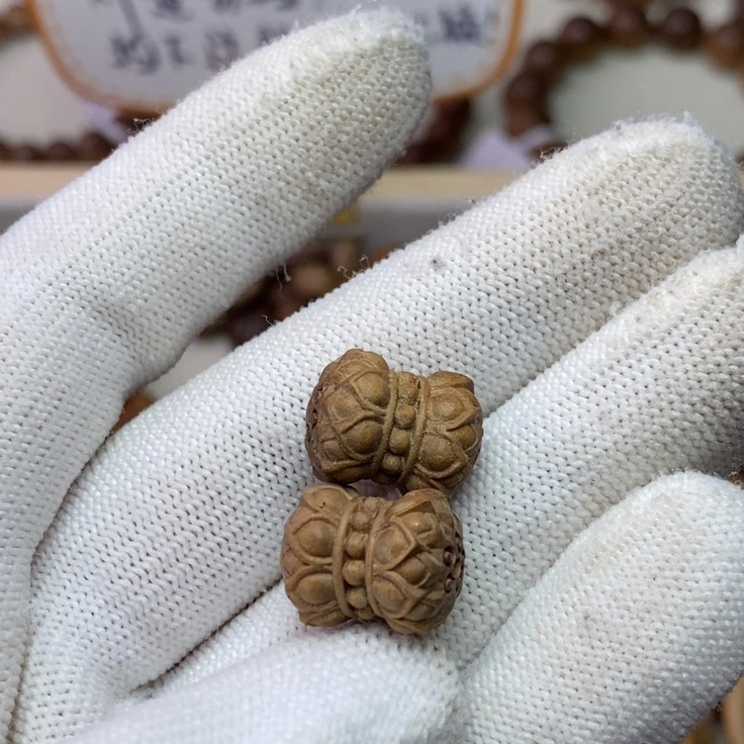 檀香木散珠印度迈索尔老山檀1.2*1.5瑕疵并蒂莲一对