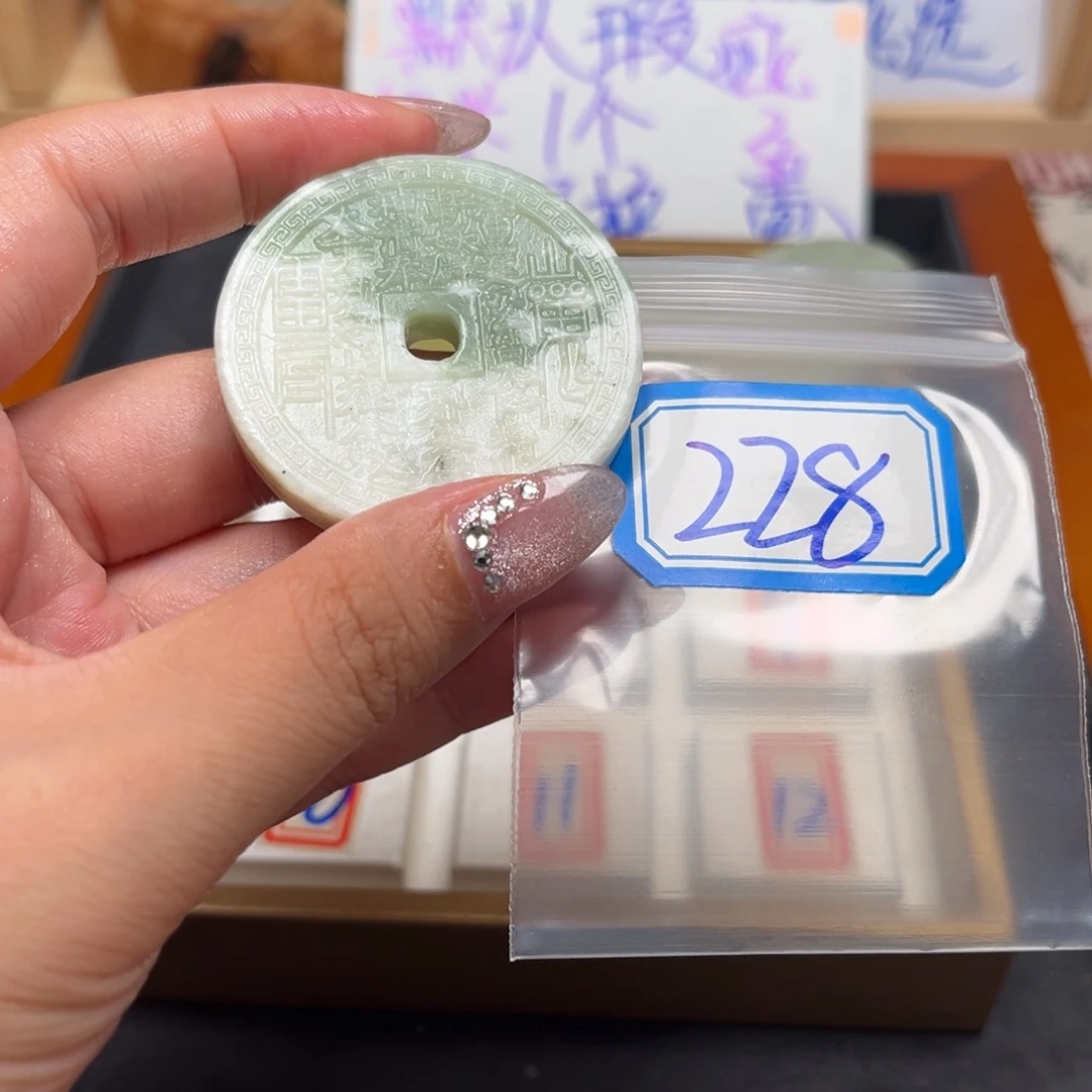 枫***澄未镶嵌蛇纹石玉珠宝奇石