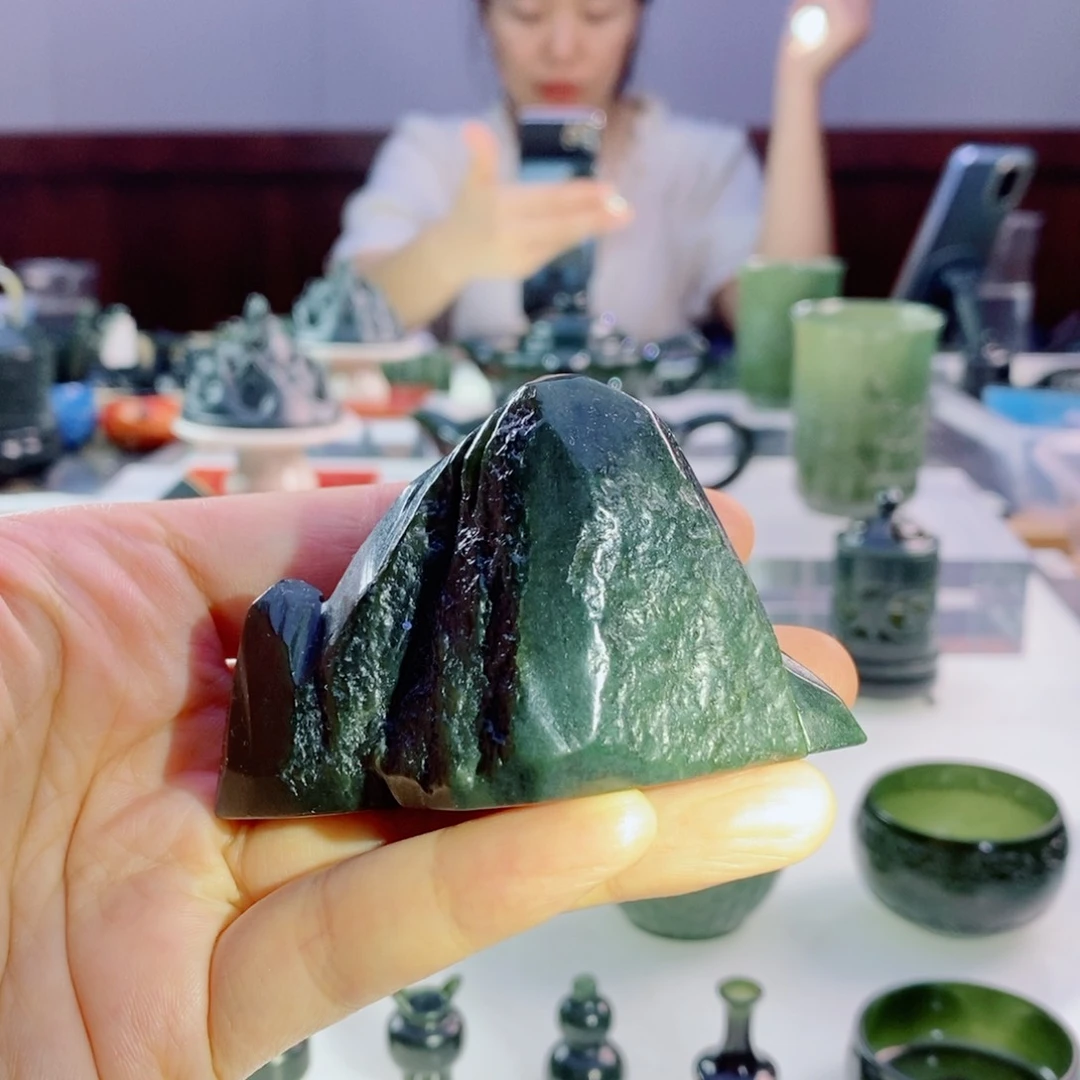 未镶嵌和田玉（青玉）摆件