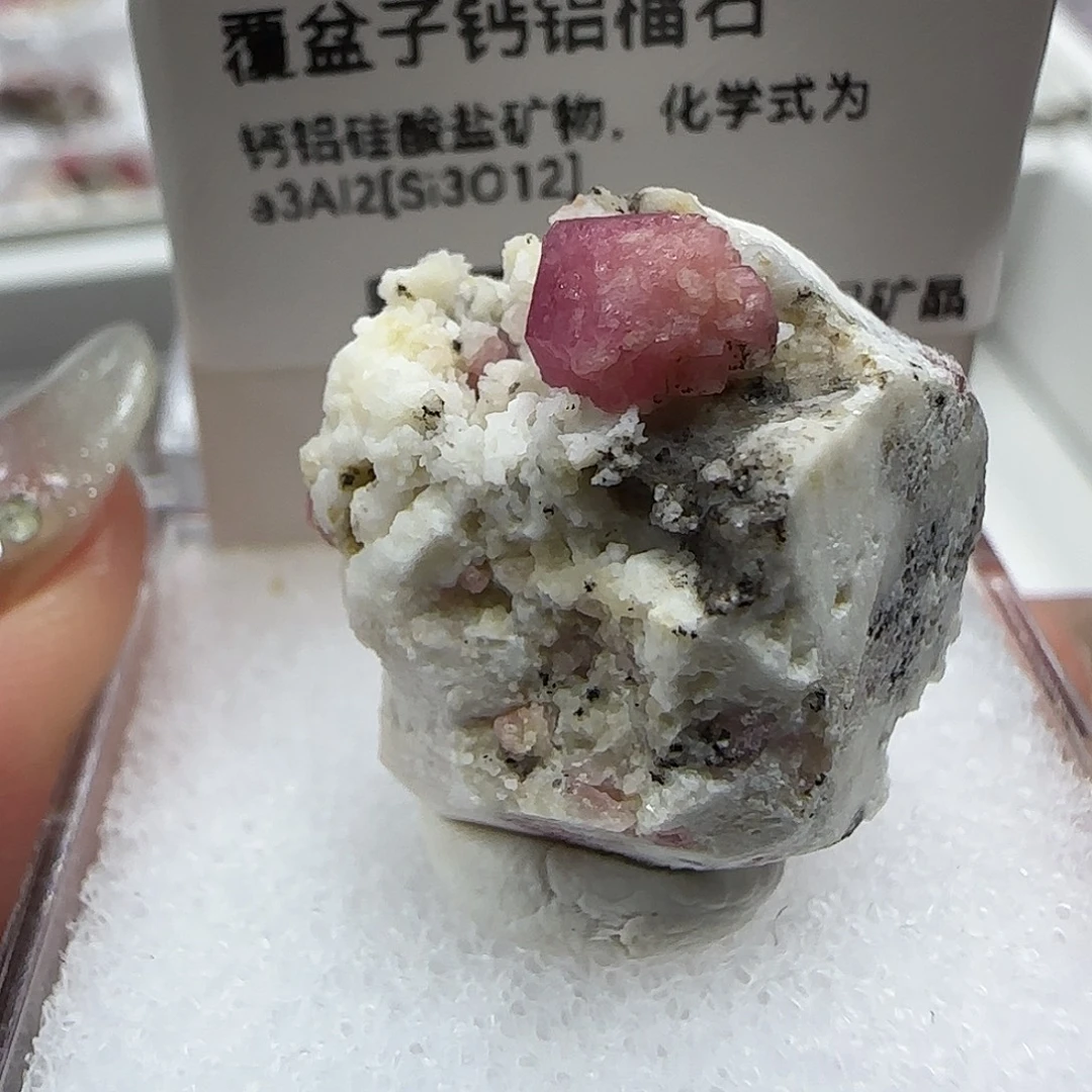 石材覆盆子钙铝榴石