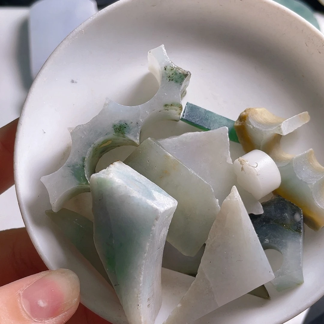 颈饰未镶嵌翡翠。