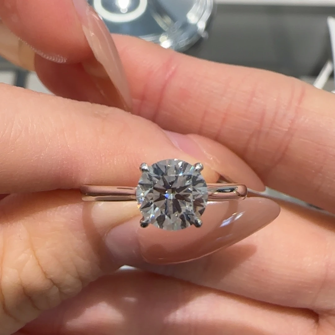 铂Pt950镶嵌实验室培育钻石1卡经典四爪