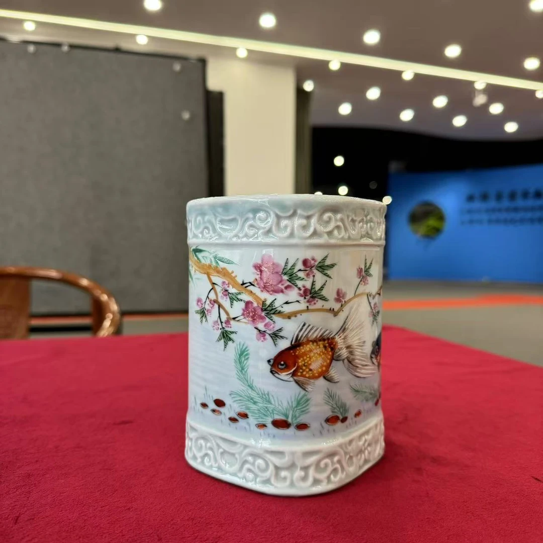 XB00116/雕刻金鱼笔筒/陶瓷