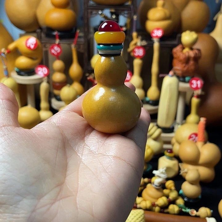 葫芦丝老师在讲台旁