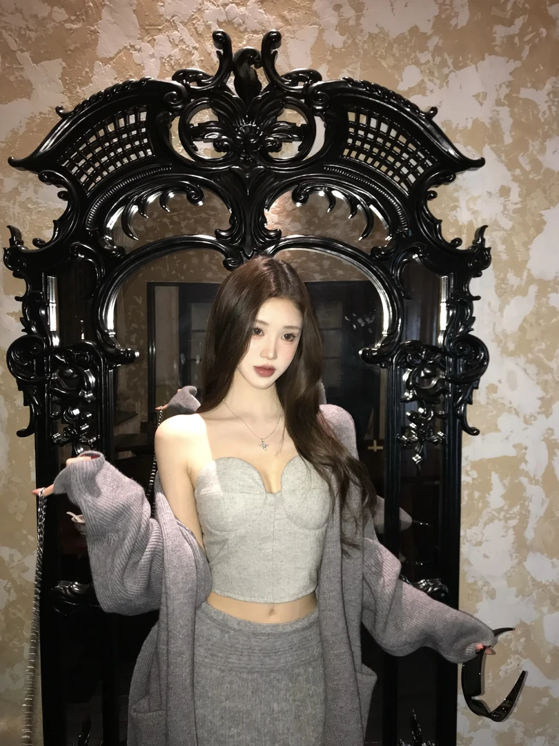 不冷BULENG 通勤显瘦时尚设计感自带胸垫灰色抹胸