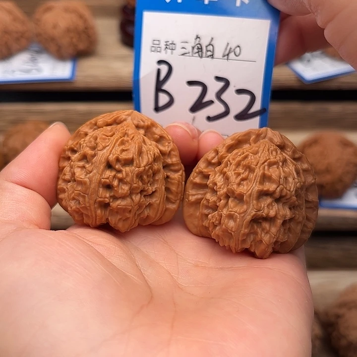 元***哥吊坠文玩核桃三角白40
