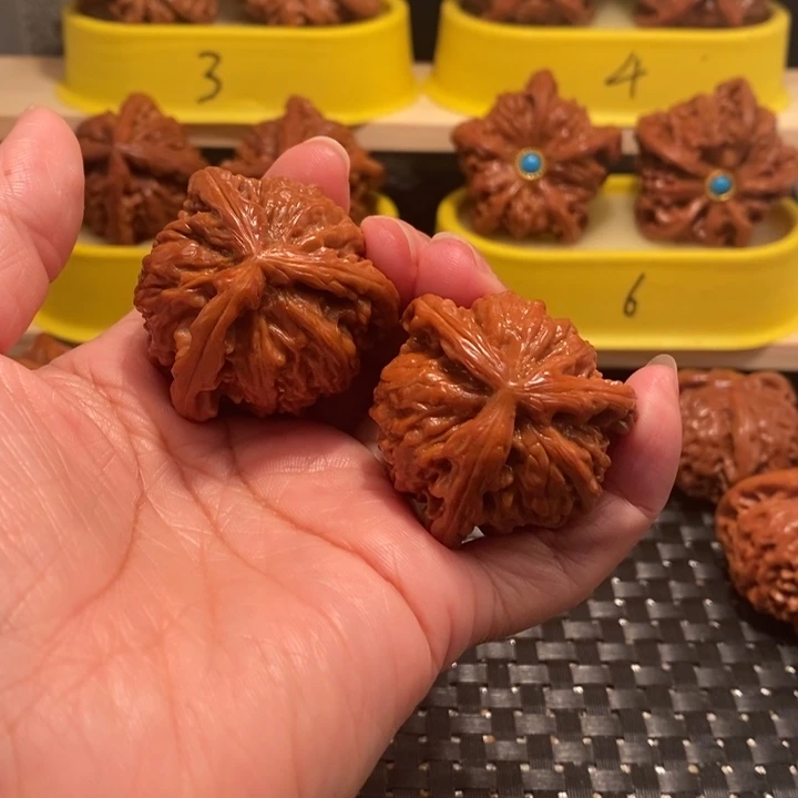 吊坠桃核白狮子正奔……