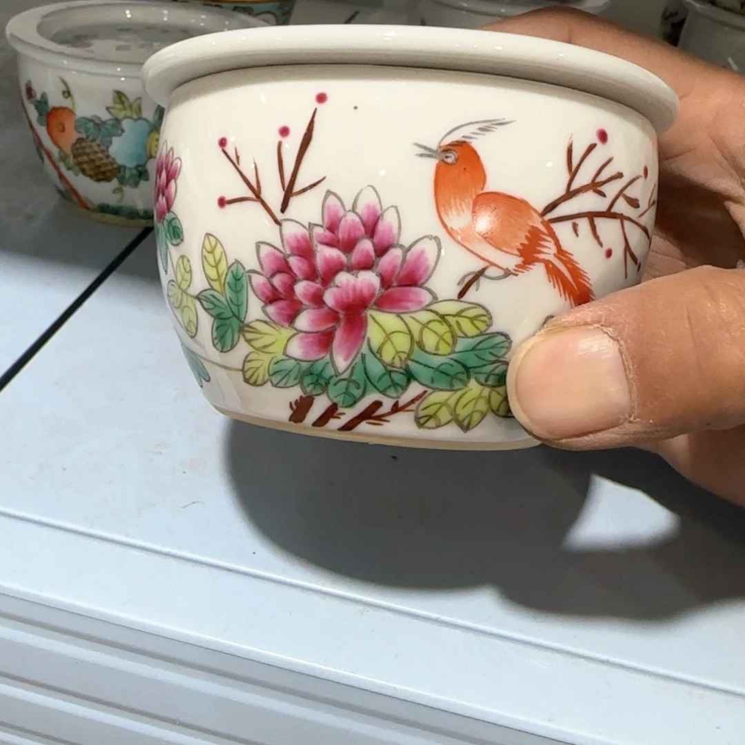 瓷片瓷器上用白泥雕刻出各种