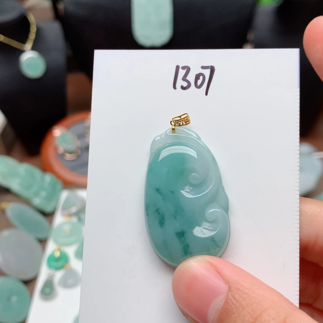 翡翠颈饰18K金镶嵌小***酷吊坠