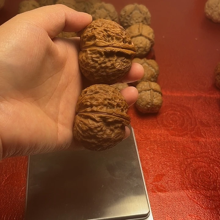 一***、文玩核桃把件两棱粗筋绣球