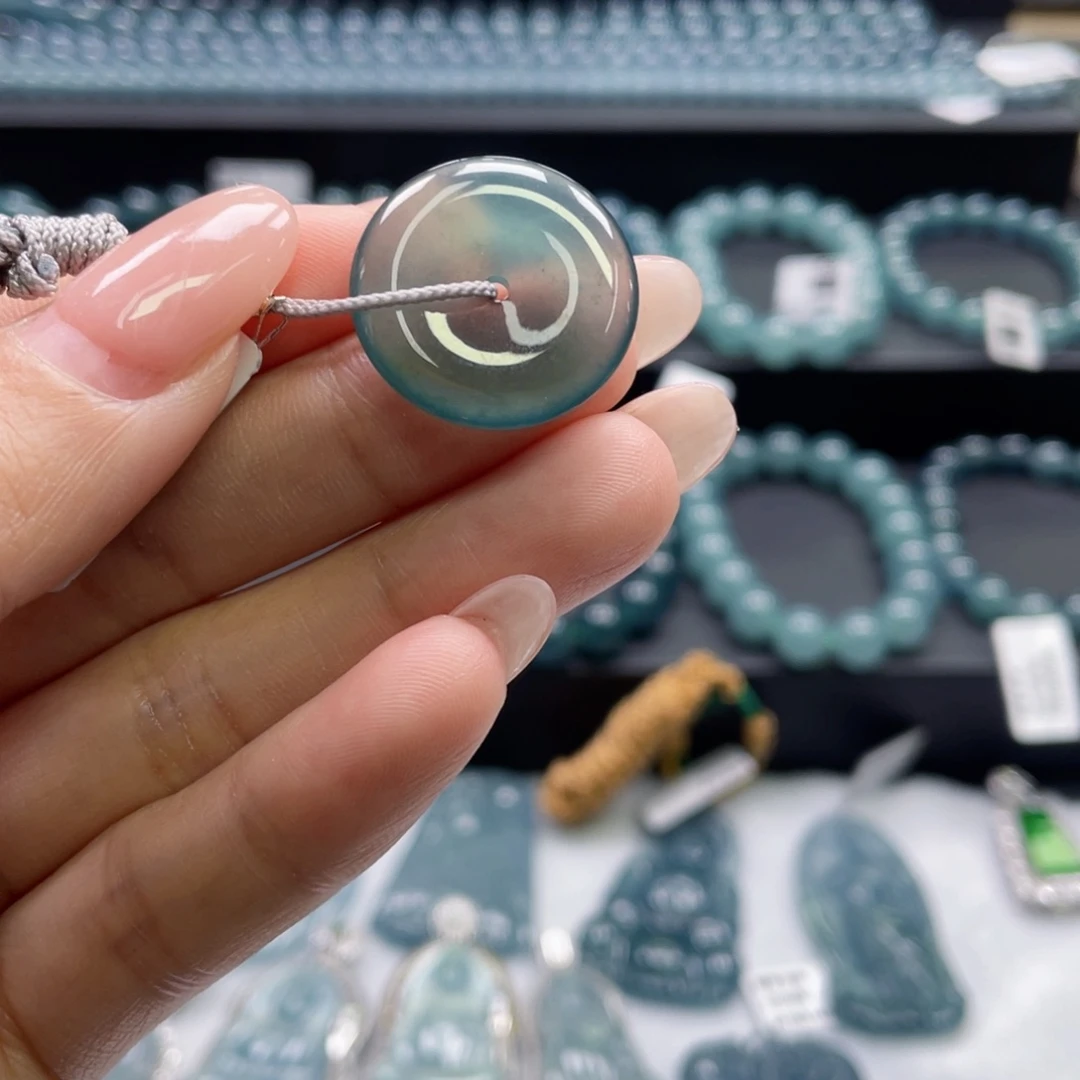 翡翠未镶嵌颈饰平安扣