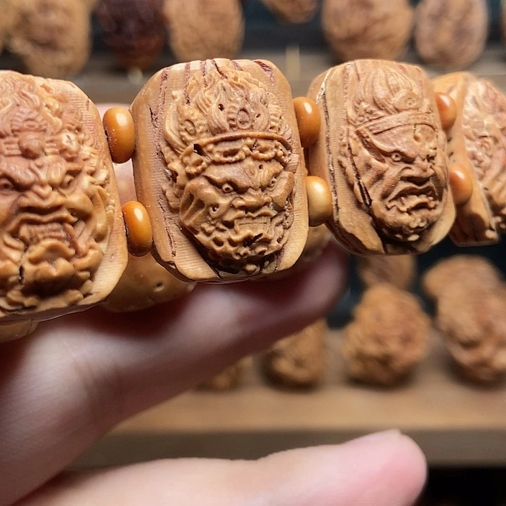 桃核浮雕明王手牌