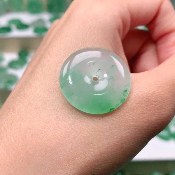 颈饰未镶嵌石英质玉