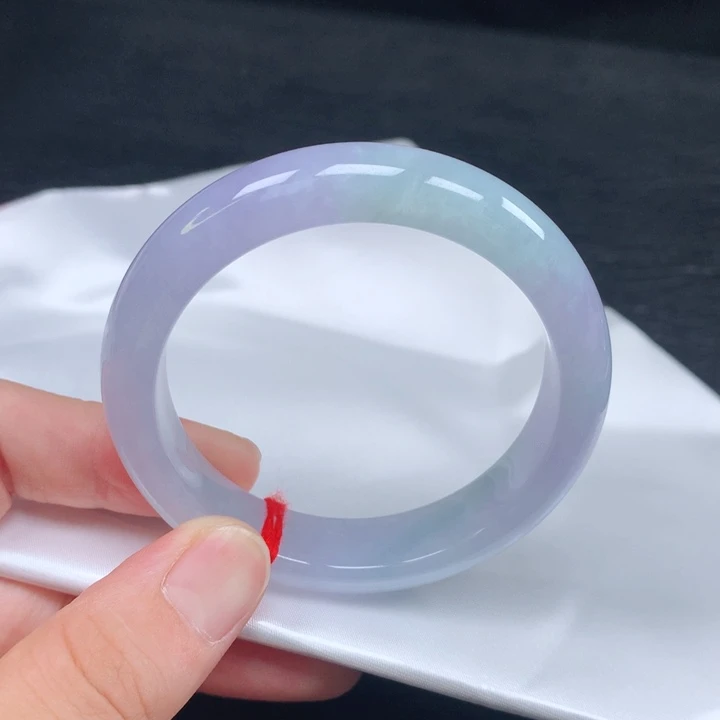翡翠手镯未镶嵌。