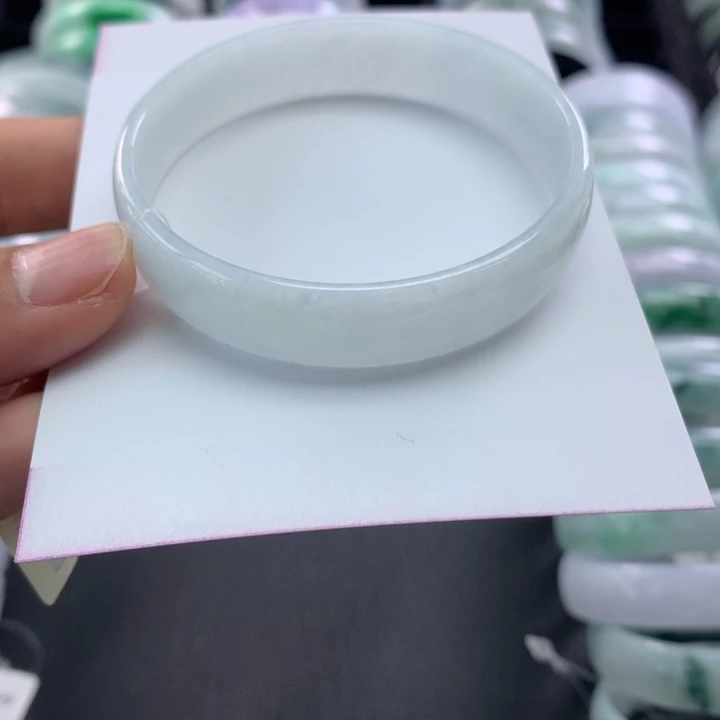 翡翠未镶嵌手镯公主