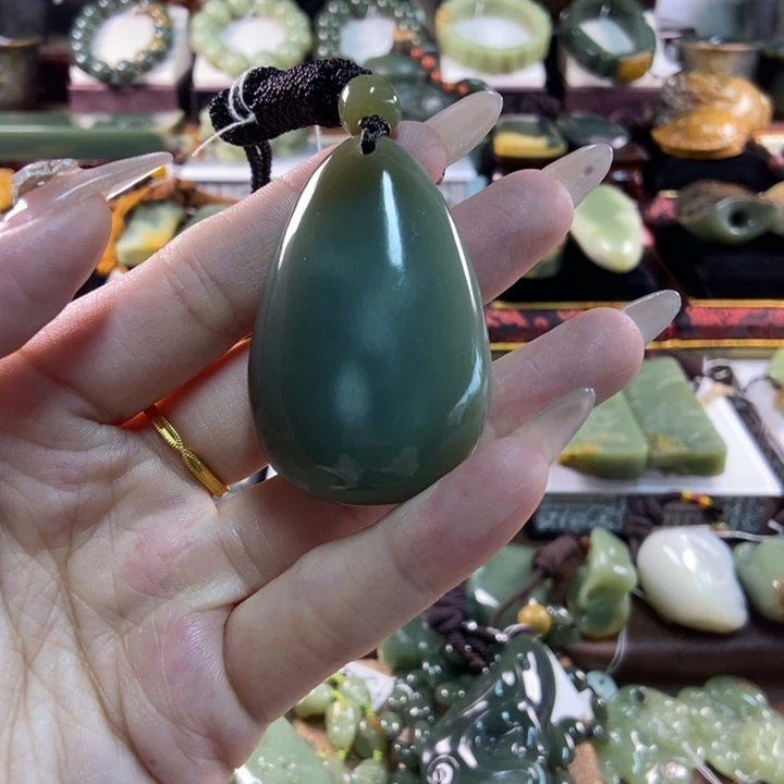 颈饰未镶嵌透闪石质玉