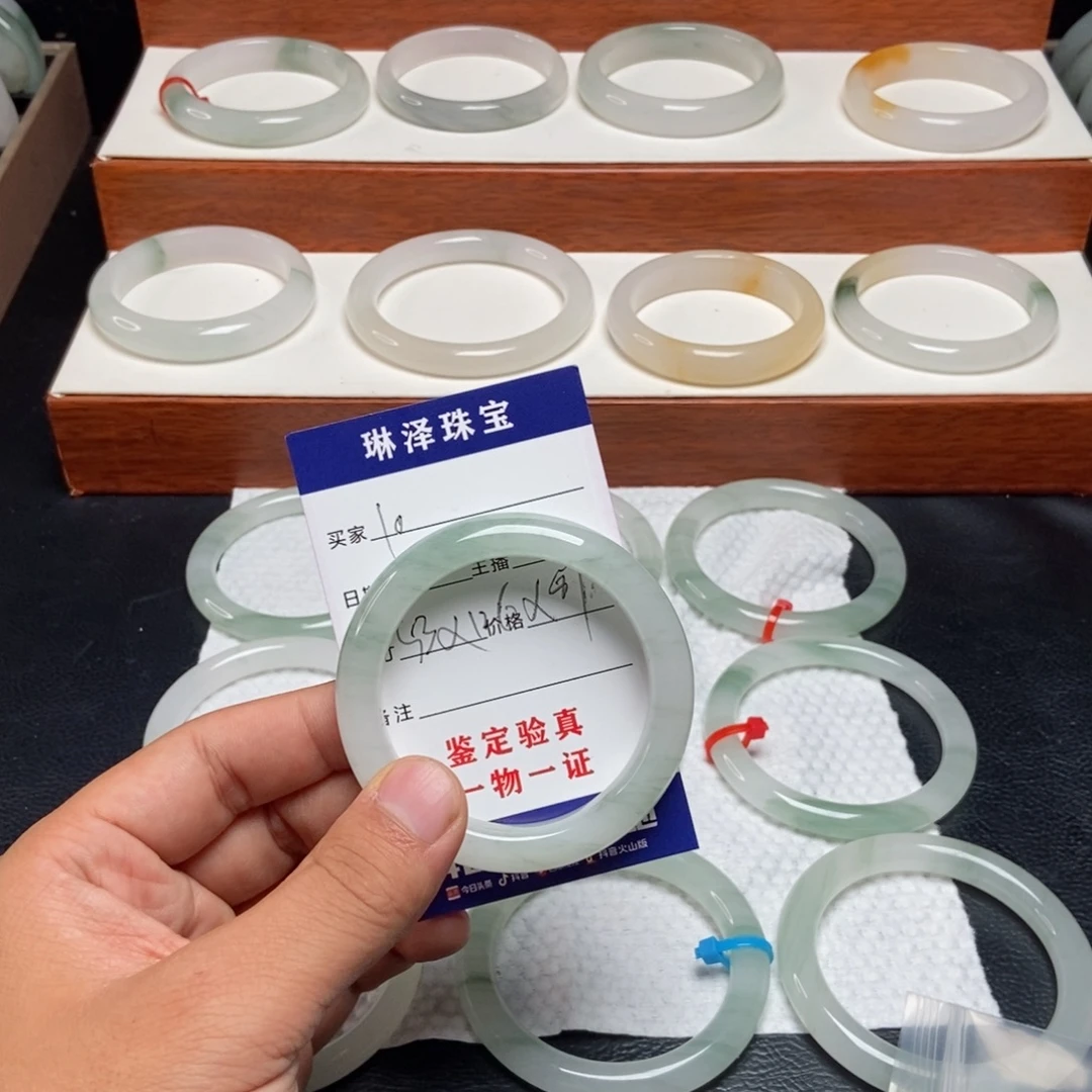 刘***芳未镶嵌手镯石英质玉10
