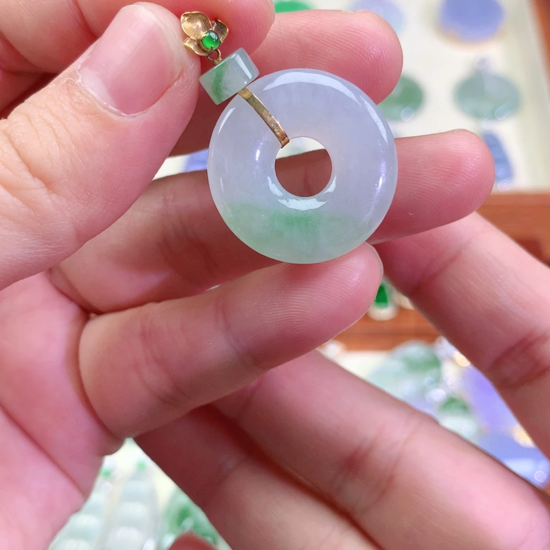 颈饰18K金镶嵌翡翠