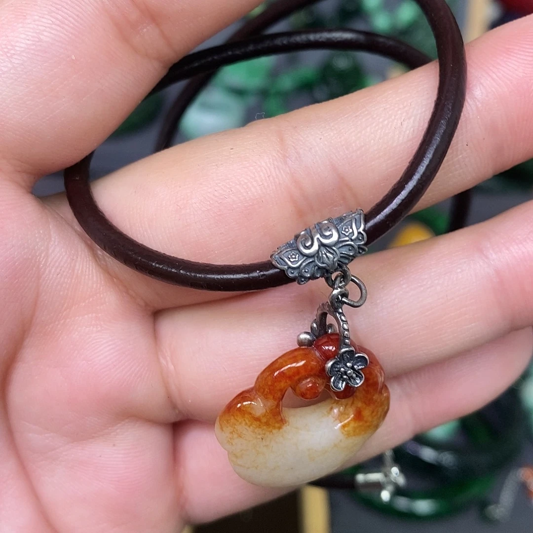 颈饰未镶嵌翡翠漂亮美眉