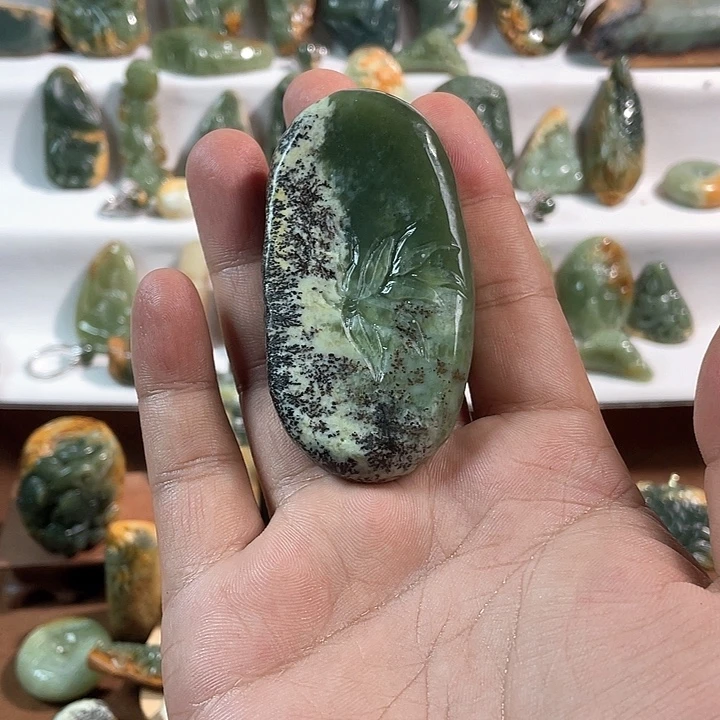 *****颈饰未镶嵌岫岩河磨玉（透闪石质玉）