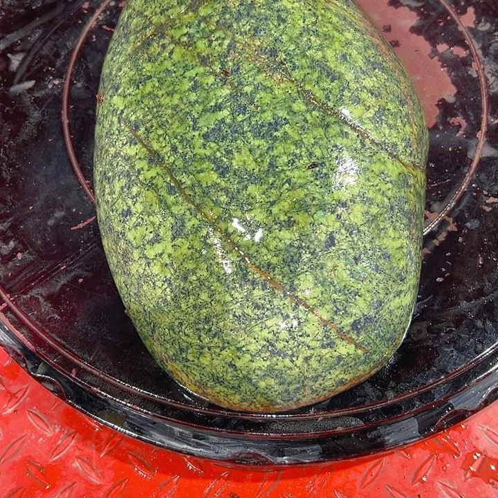 南***条蛇纹石玉足银镶嵌藏玉药王石精美摆件