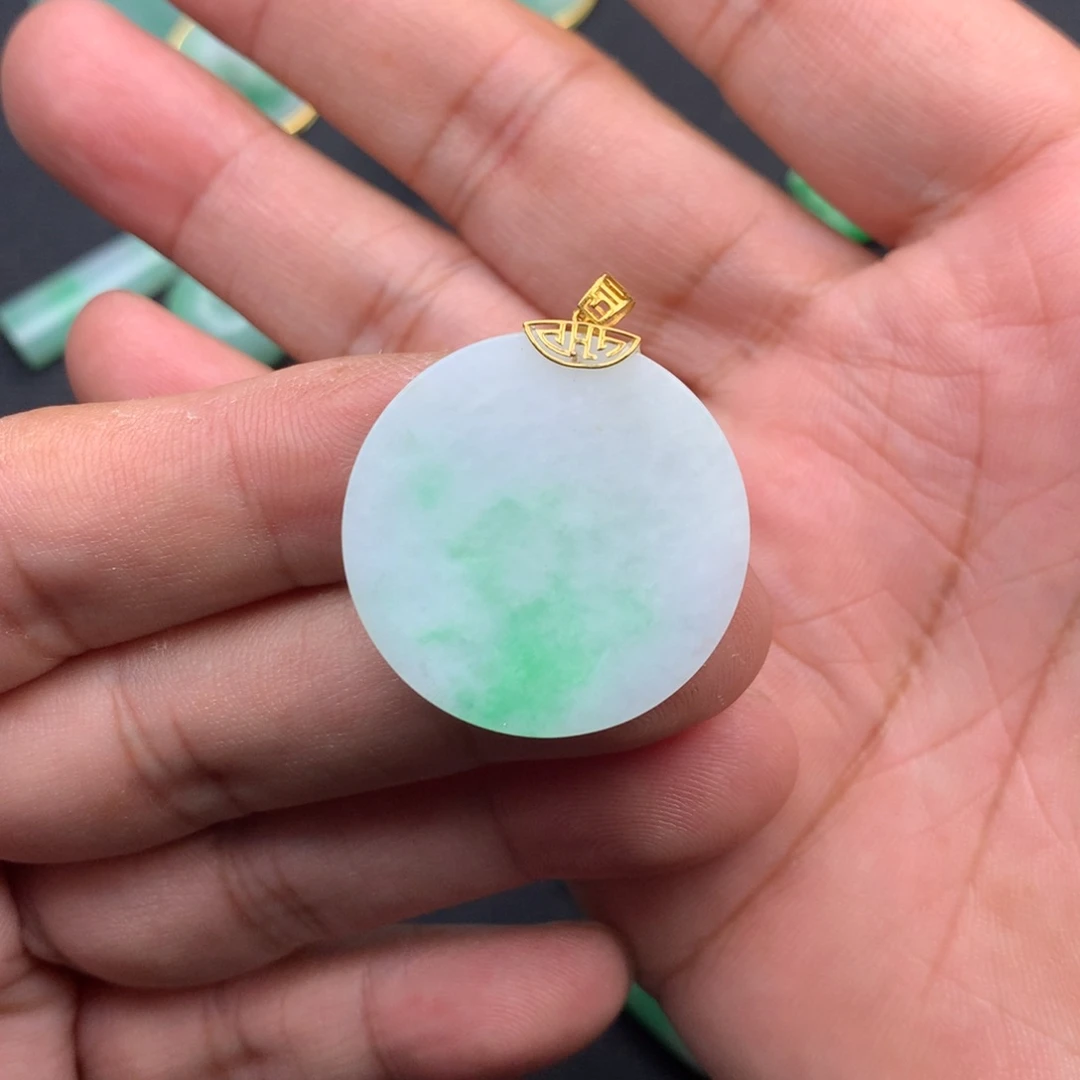 翡翠18K金镶嵌颈饰无事牌