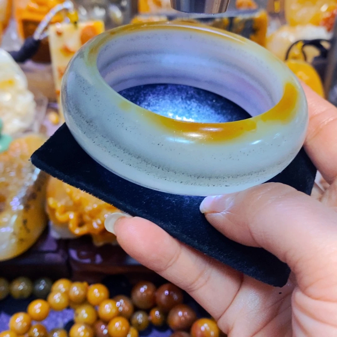 未镶嵌石英质玉（黄龙玉）颈饰