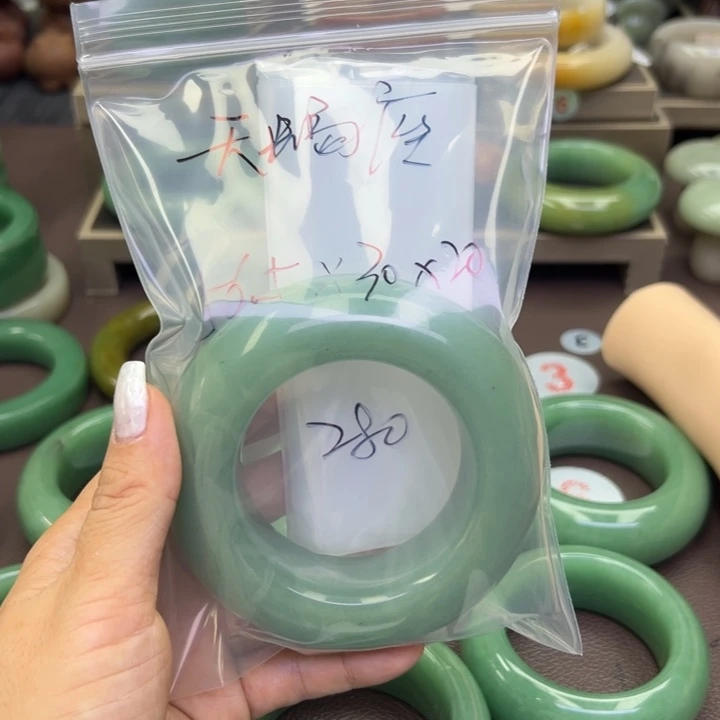 石英岩玉手镯未镶嵌*️***