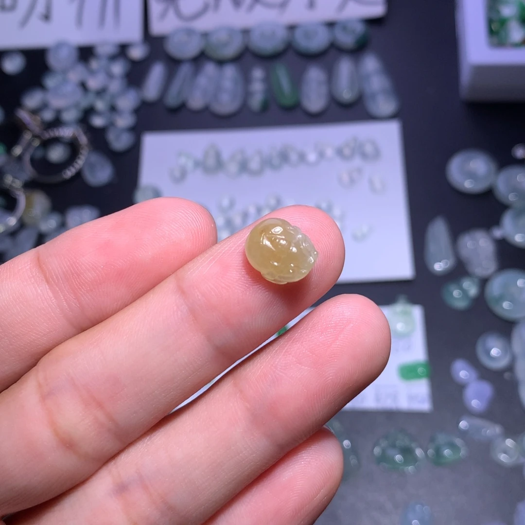 翡翠未镶嵌颈饰金蟾