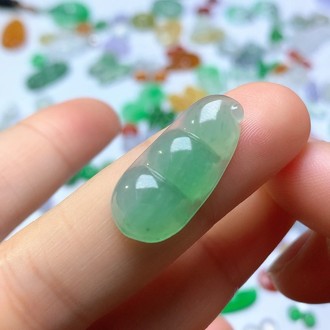 翡翠未镶嵌颈饰豆