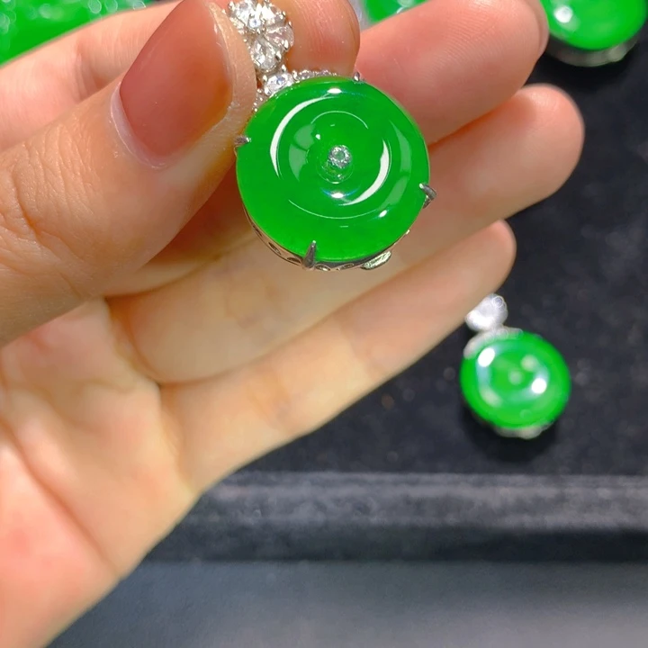 s***i翡翠银S925镶嵌颈饰一个