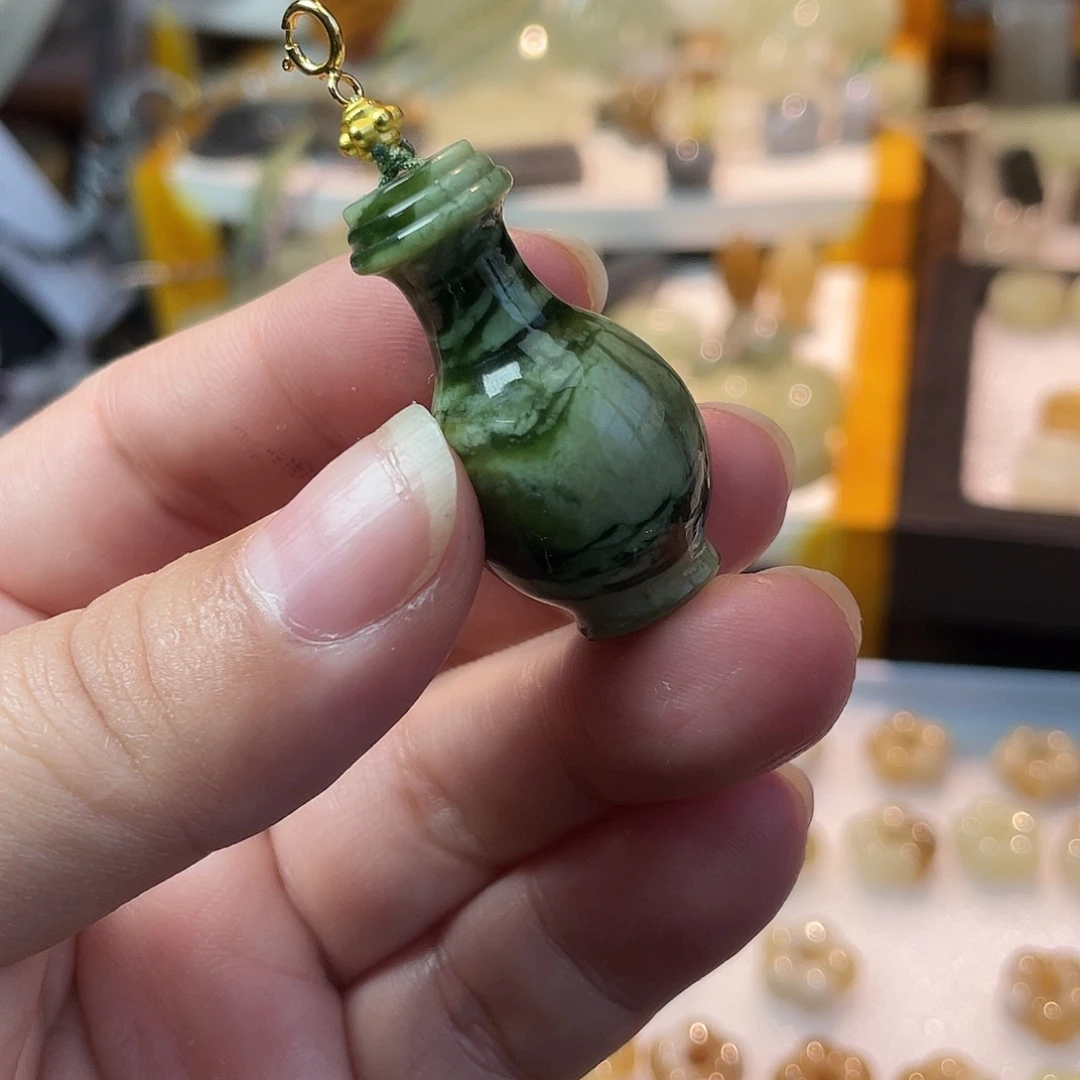 遇***暖和田玉未镶嵌颈饰