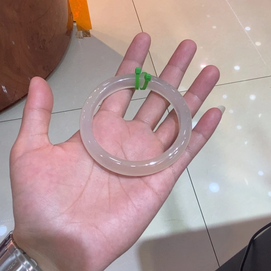 小***依玛瑙/玉髓手镯未镶嵌