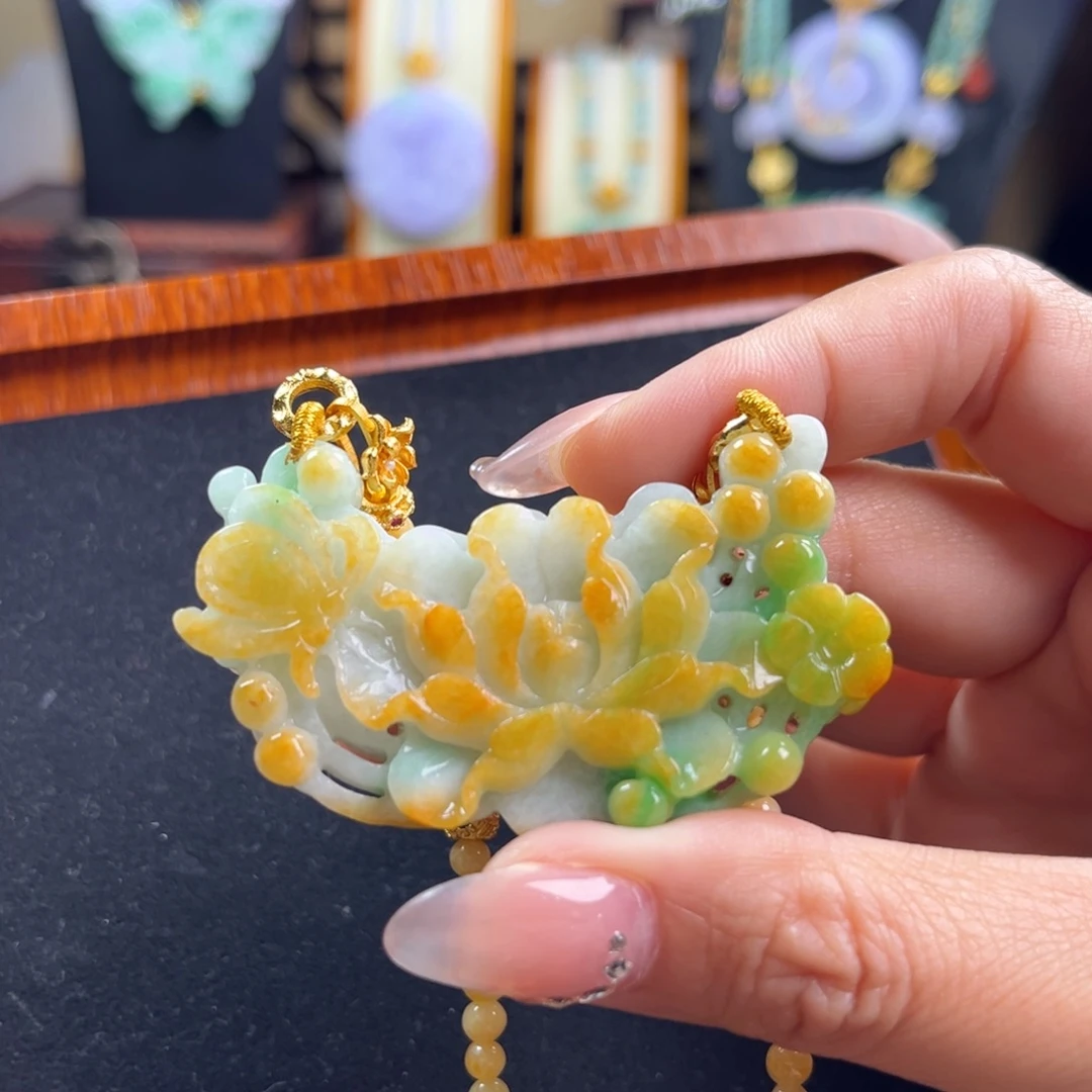颈饰未镶嵌翡翠牡丹