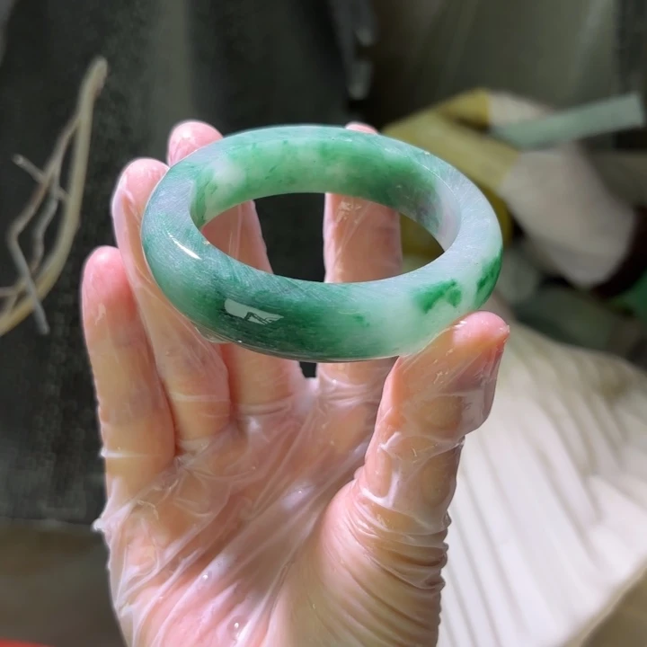 多****石英质玉（非洲翠）未镶嵌手镯定制