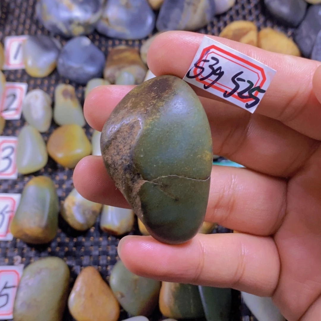 颈饰未镶嵌和田玉（糖玉）