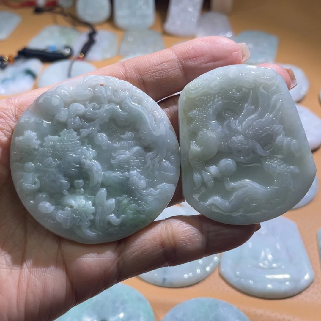 翡翠未镶嵌颈饰山水，龙牌