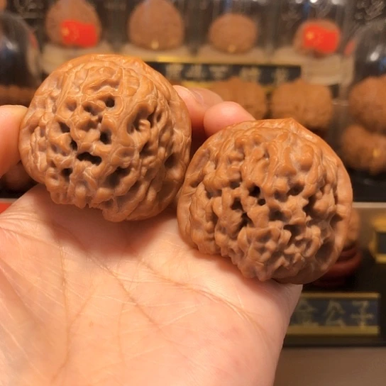 高端小众：金字塔