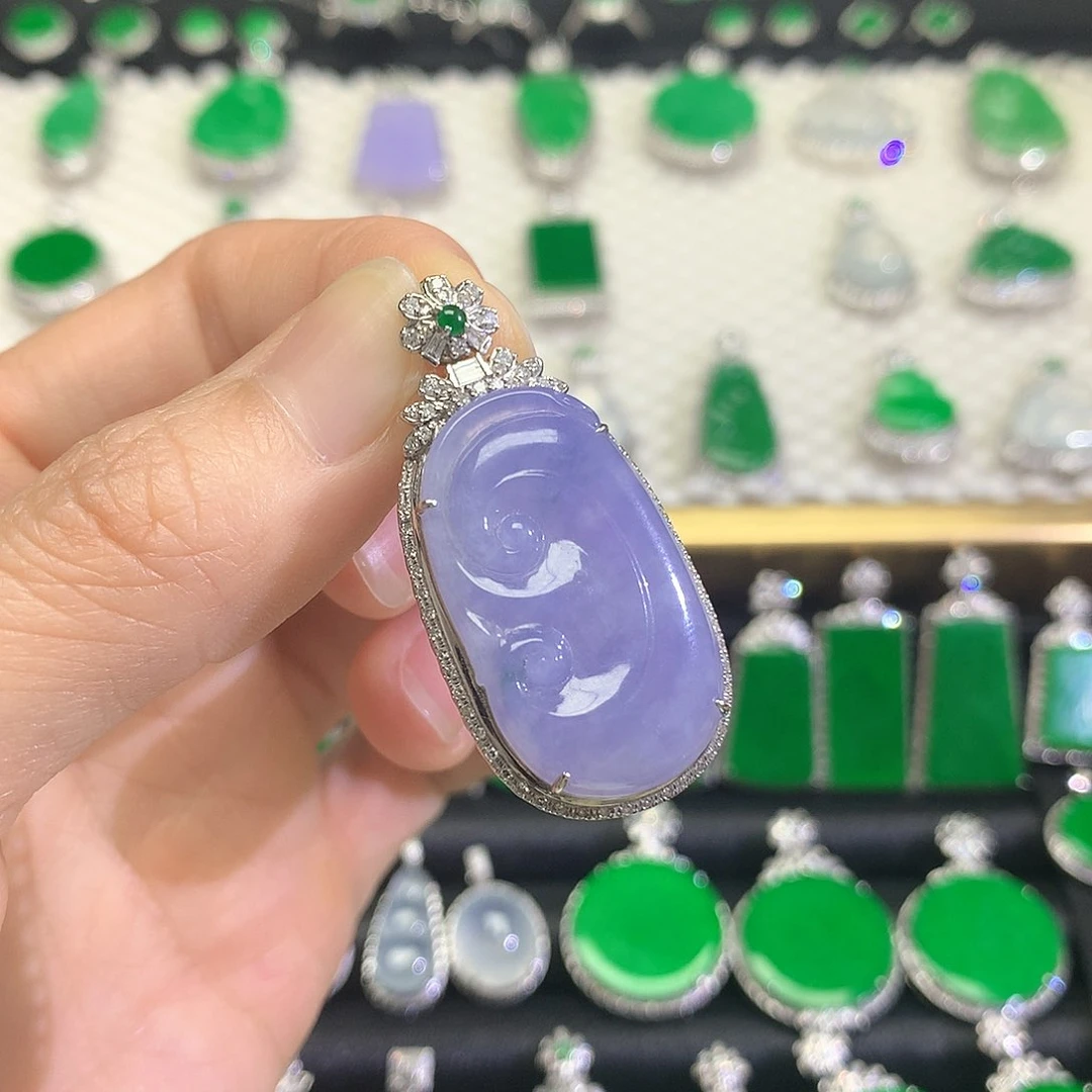 颈饰18K金镶嵌翡翠吊坠