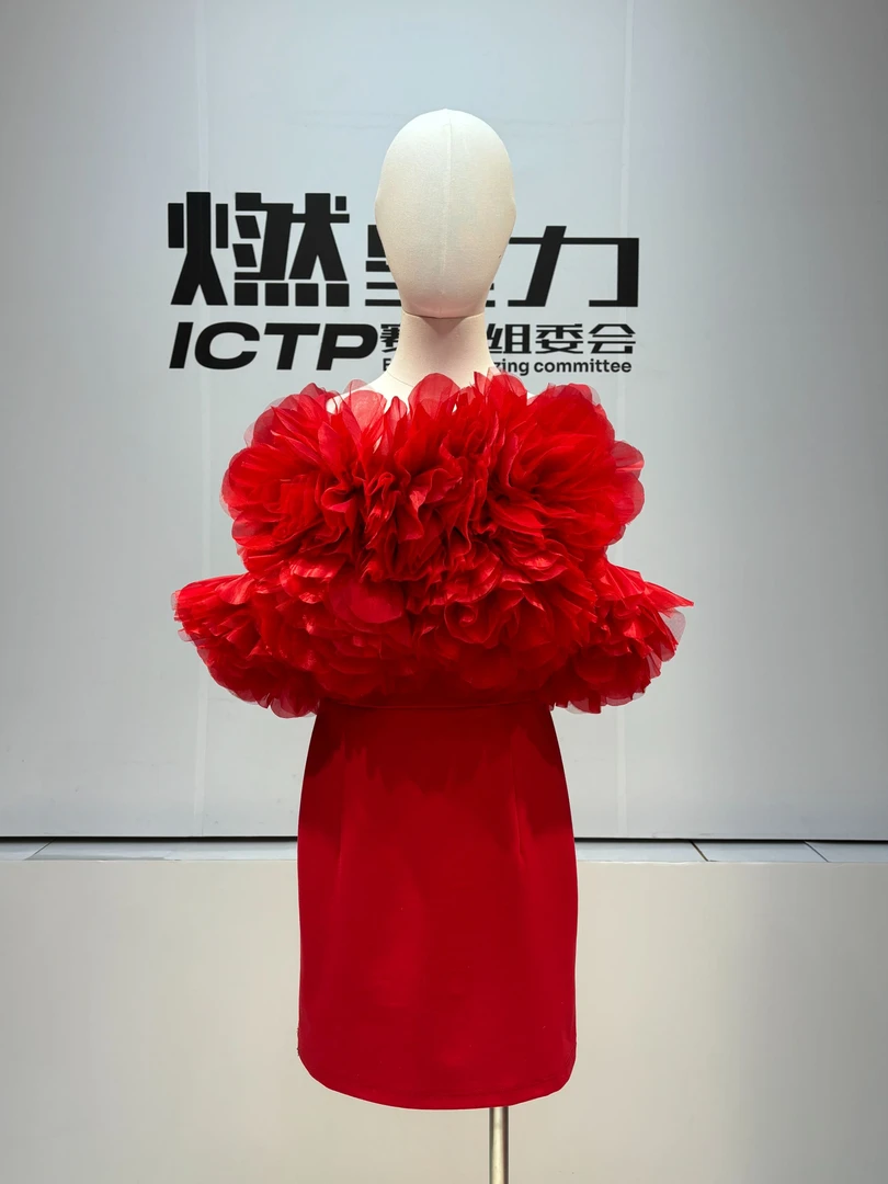 【燃星力 ICTP 俏姐姐】红色花朵露肩连衣裙