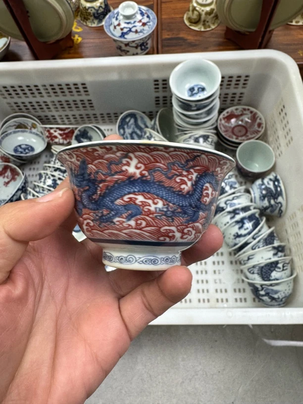 景德镇釉里红海水龙中号压手杯