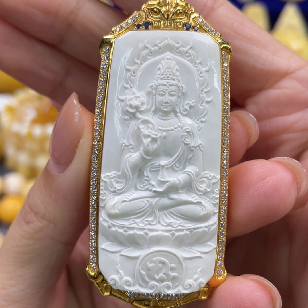 18K金镶嵌蜜蜡裸石琥珀蜜蜡雕刻件