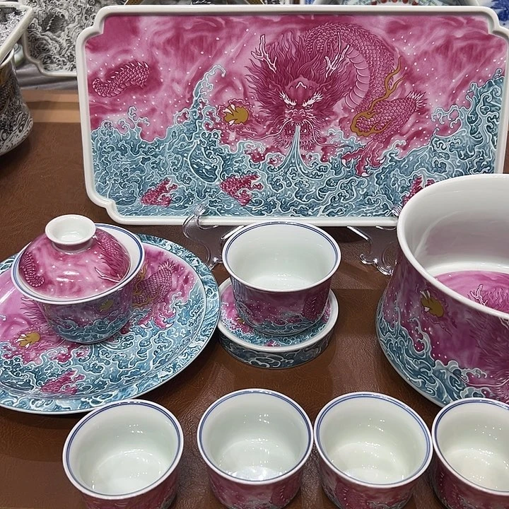 摆件景德镇陶瓷艺术展在上海举办期间展出