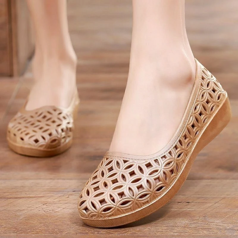 网红女士单鞋防滑夏季外出妈妈鞋防水软底一体成型防臭镂空休闲鞋