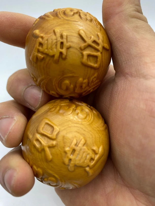 崖柏盘玩球手把件一对